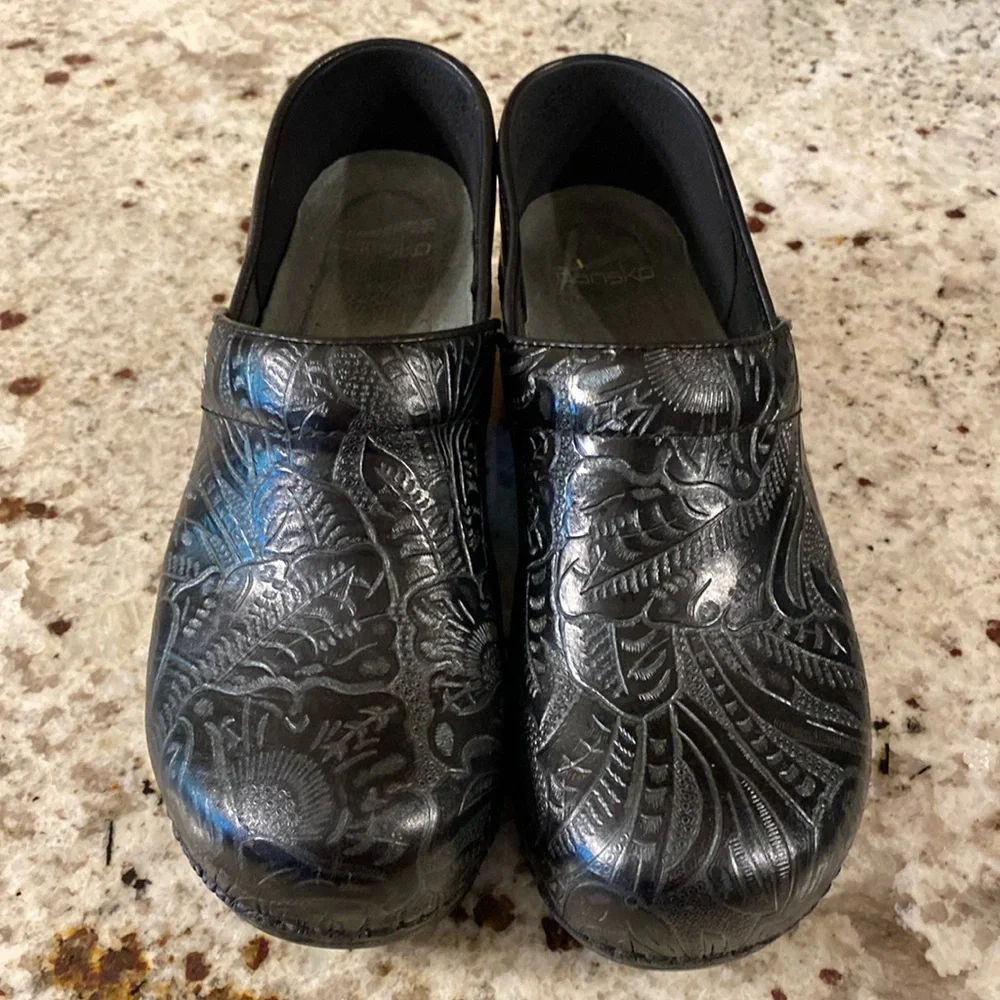 Dansko Tooled size 40 ladies shoes - Picture 1 of 6